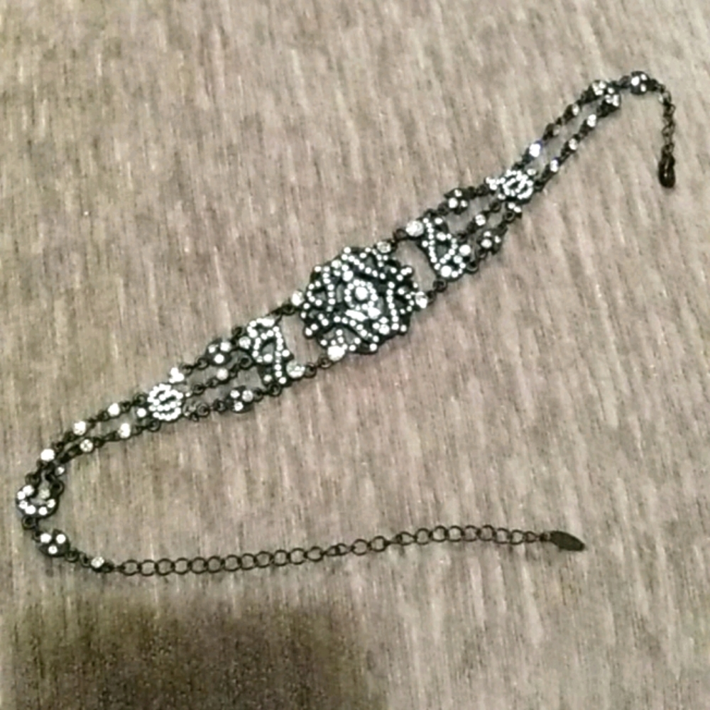A adjustable chocker necklace with rinestones